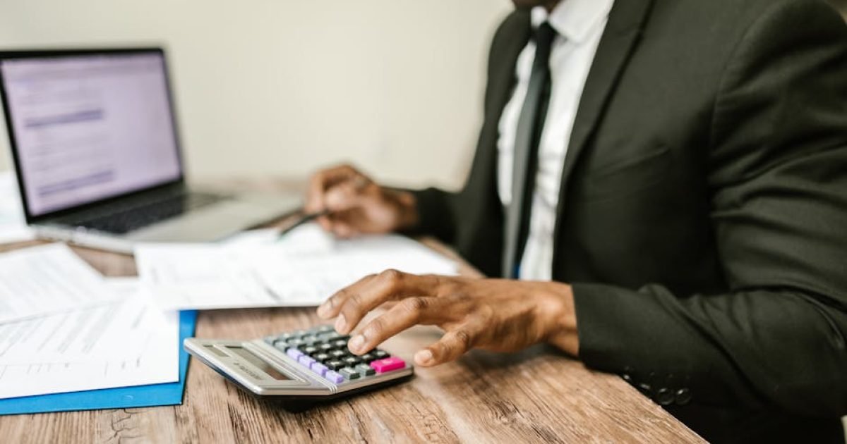 Foto profissional grátis de adulto, ambiente de escritório, ambiente de trabalho