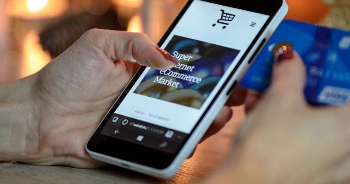 Pessoa Usando Smartphone Preto E Branco E Segurando Um Cartão Azul