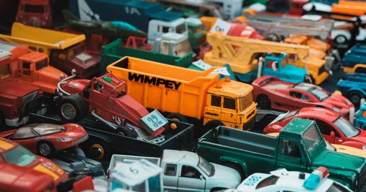 Uma variedade vibrante de carrinhos de brinquedo antigos expostos em um mercado em Dol-de-Bretagne, França.
