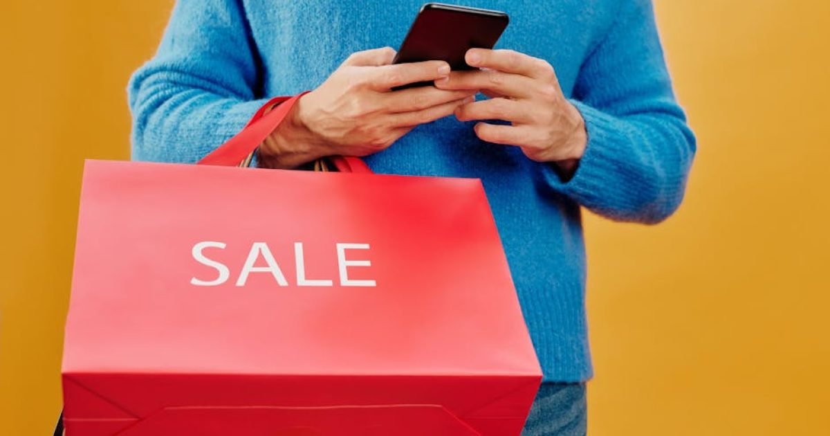 Mulher De Suéter Azul Segurando Um Smartphone Preto