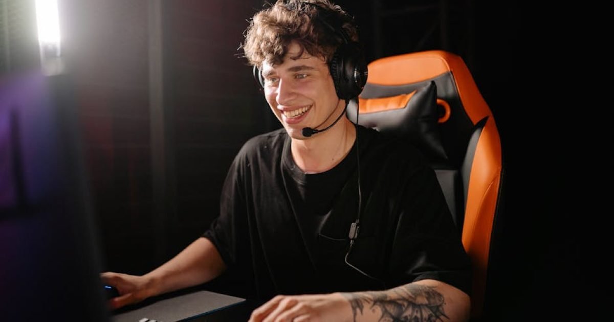 Foto profissional grátis de adulto jovem, alegre, alegre. feliz