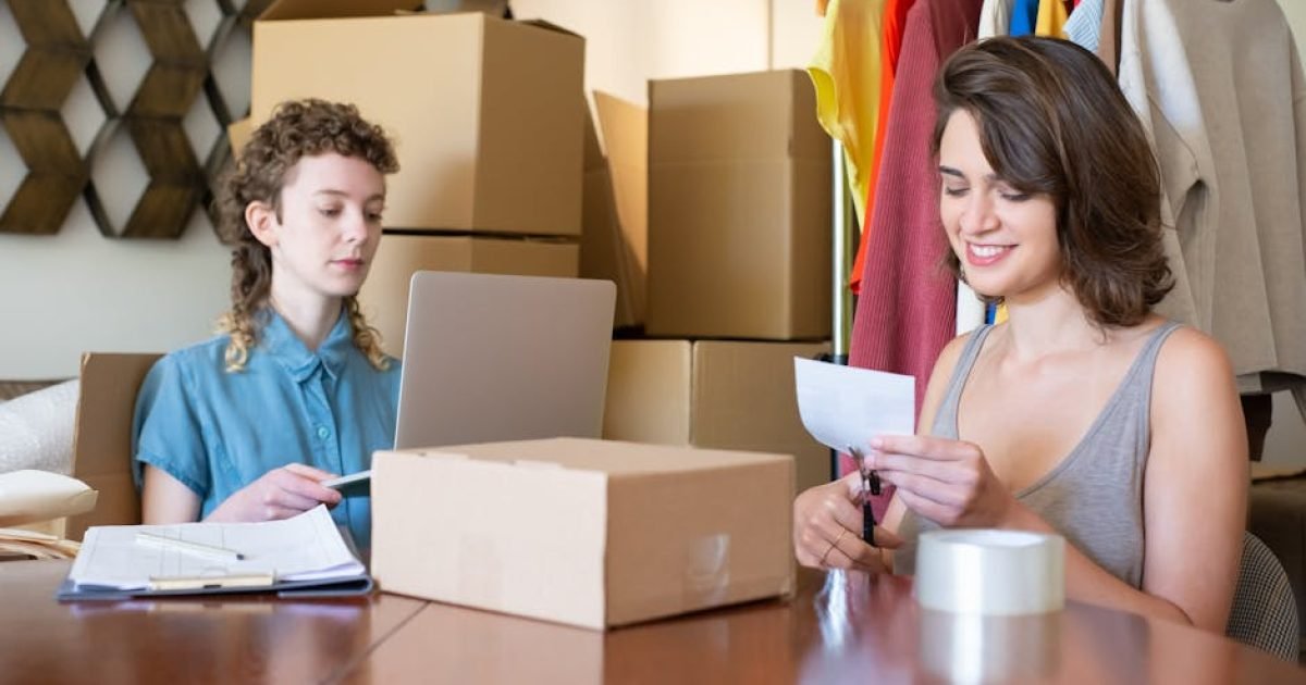 Foto profissional grátis de ajuda, ambiente de trabalho, arara para pendurar roupa